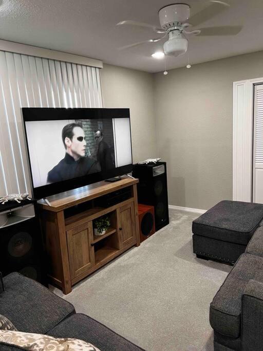 2 Bedroom Luxury Home.. Wooden Floors And Ceilings ダラス エクステリア 写真