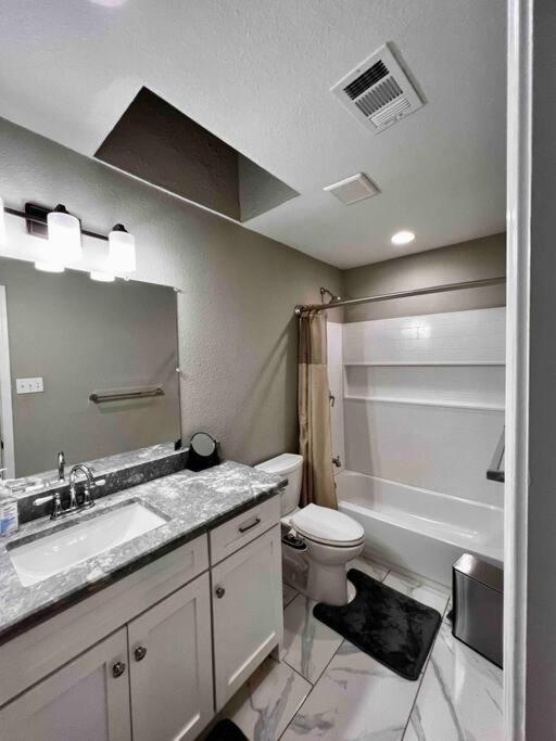 2 Bedroom Luxury Home.. Wooden Floors And Ceilings ダラス エクステリア 写真